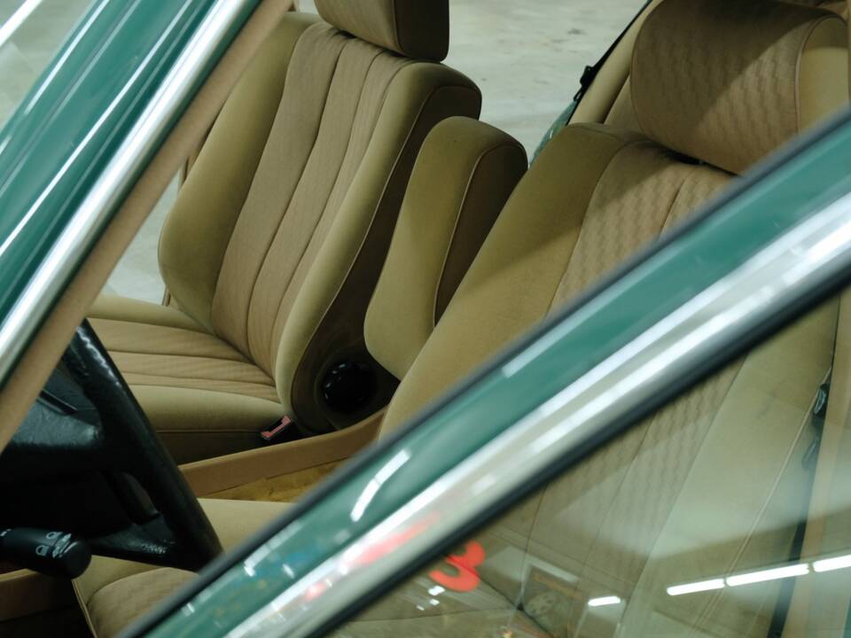 Bild 32/50 von Mercedes-Benz 260 SE (1990)