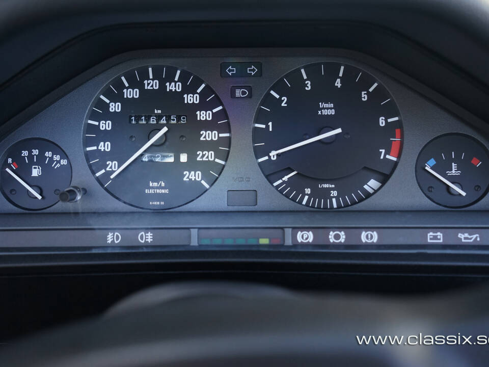Bild 15/29 von BMW 325i (1990)