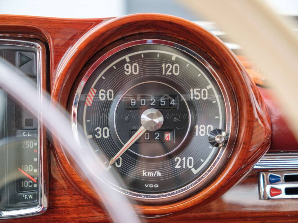 Image 21/24 de Mercedes-Benz 220 SE b (1963)