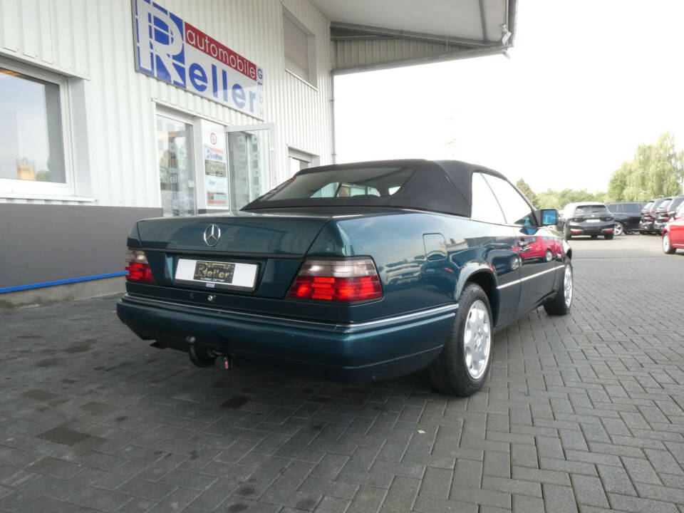 Bild 4/26 von Mercedes-Benz E 220 (1996)