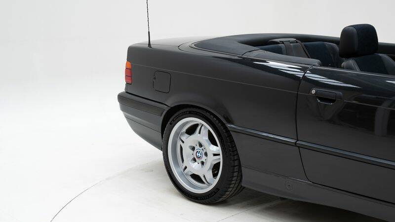 Image 15/15 of BMW 325i (1993)