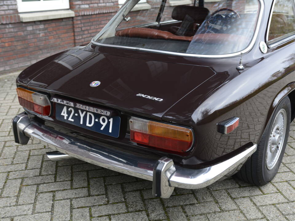 Image 19/22 de Alfa Romeo 2000 GT Veloce (1974)