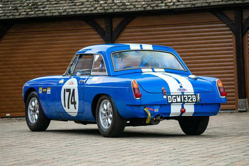 Image 4/45 of MG MGB GT (1964)