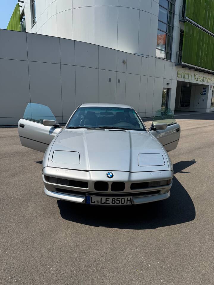 Image 2/11 of BMW 850i (1990)