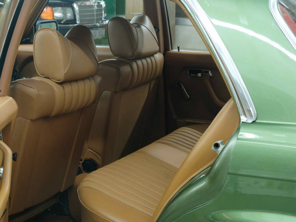 Image 18/50 de Mercedes-Benz 350 SE (1975)