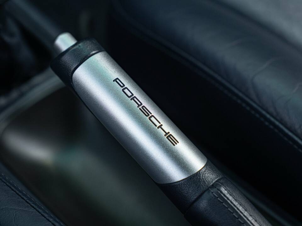 Immagine 37/50 di Porsche 911 Carrera 4S (1996)