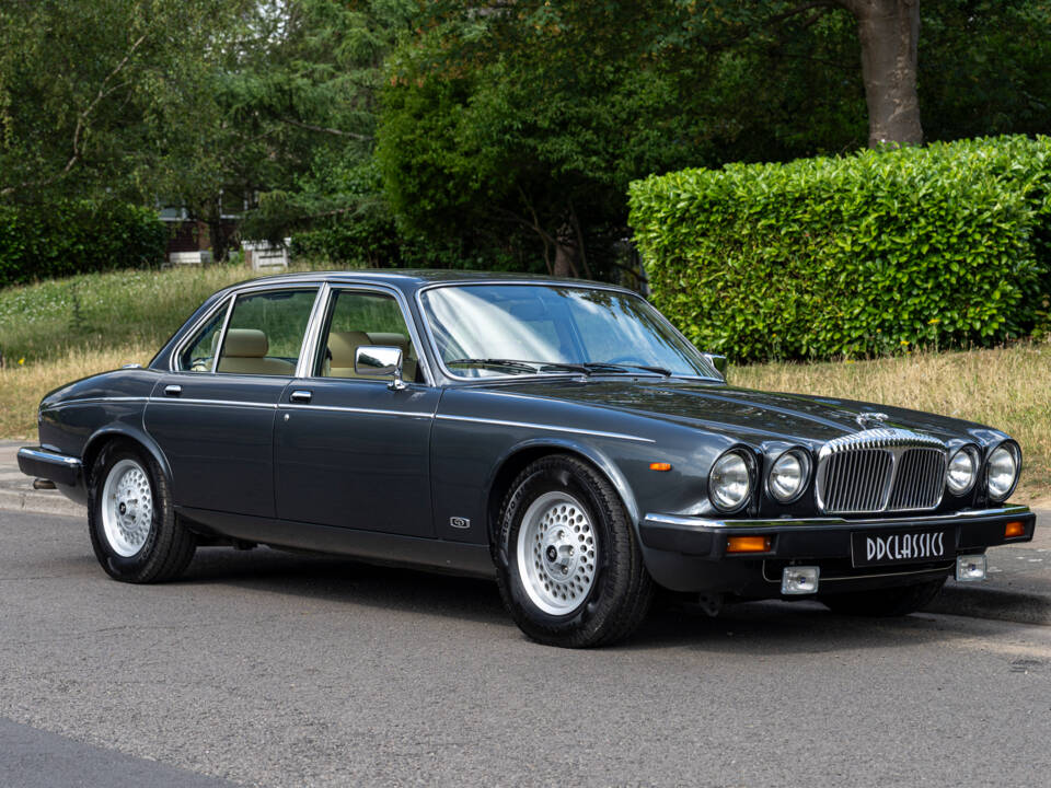 Image 2/23 of Daimler Double Six (1992)