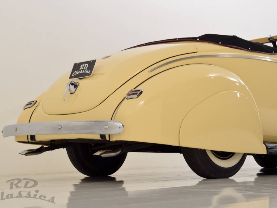 Image 13/50 of Ford Deluxe Coupé Convertible (1940)