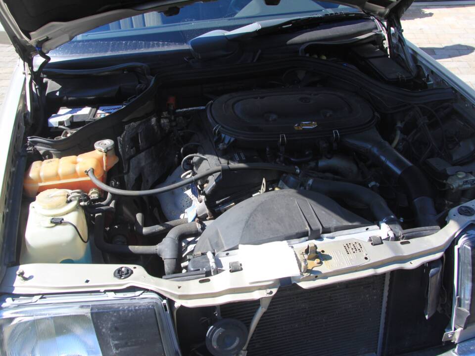 Bild 10/16 von Mercedes-Benz 230 CE (1990)