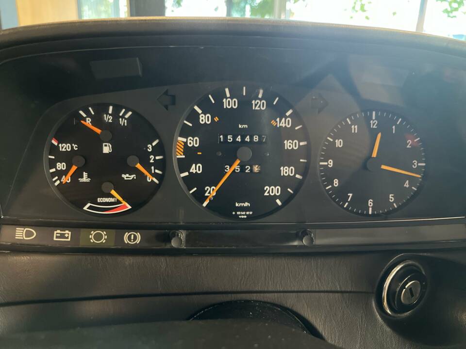 Image 20/21 of Mercedes-Benz 230 E (1983)