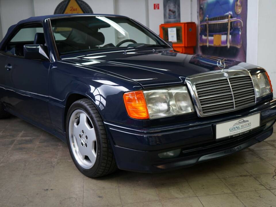 Image 8/33 of Mercedes-Benz 300 CE-24 (1993)