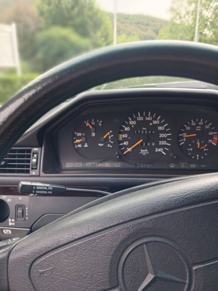 Image 14/29 of Mercedes-Benz E 200 (1995)