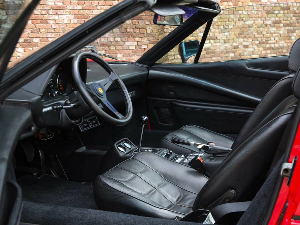 Image 43/50 de Ferrari 308 GTSi (1981)