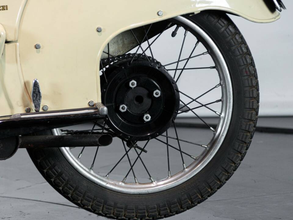 Image 33/50 of Moto Guzzi DUMMY (1951)