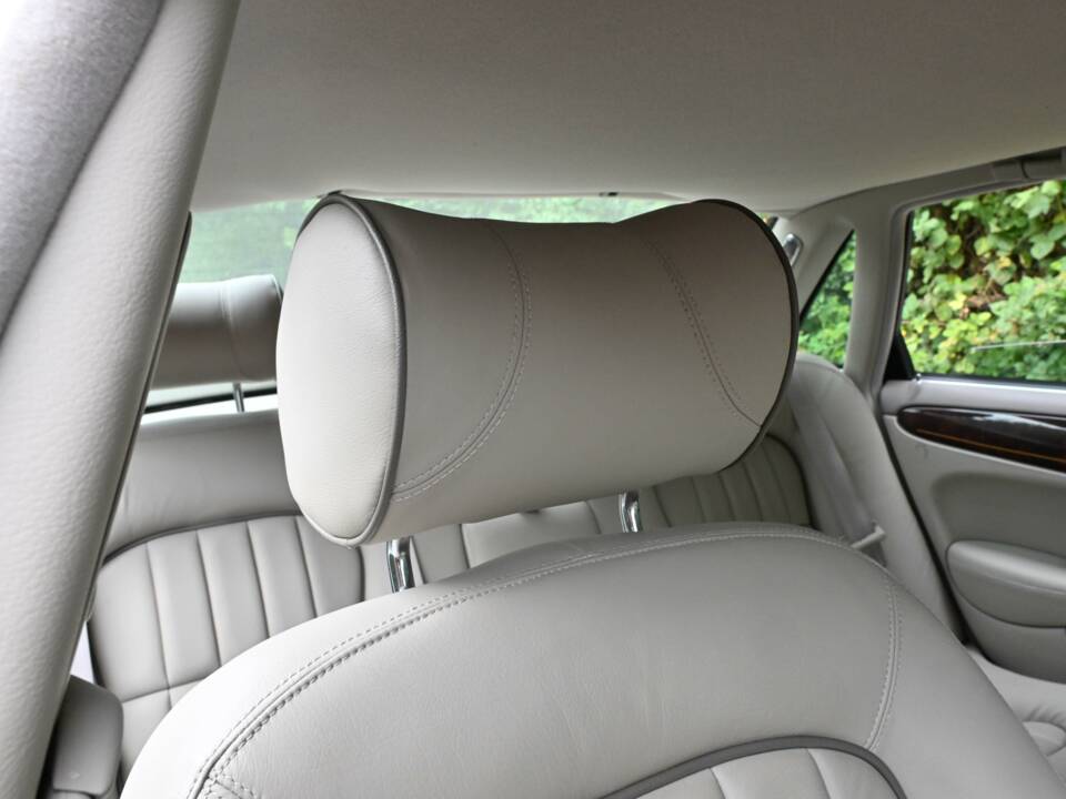 Immagine 35/50 di Jaguar XJ 8 Executive (2002)