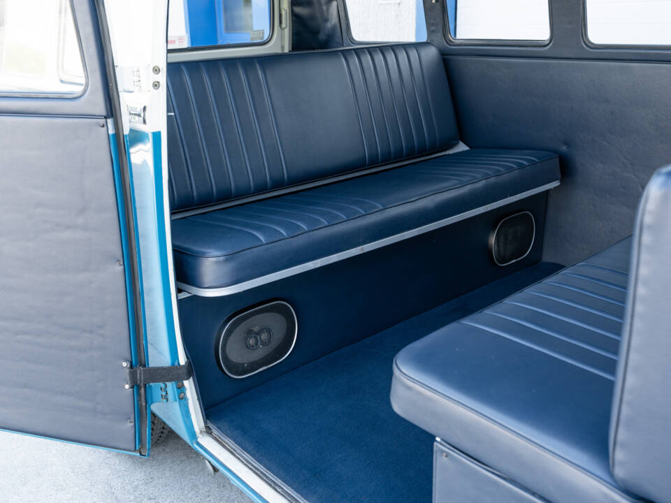 Image 64/89 of Volkswagen T1 Samba (1966)