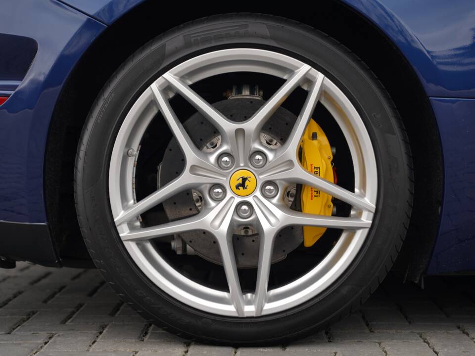 Bild 49/50 von Ferrari California T (2016)