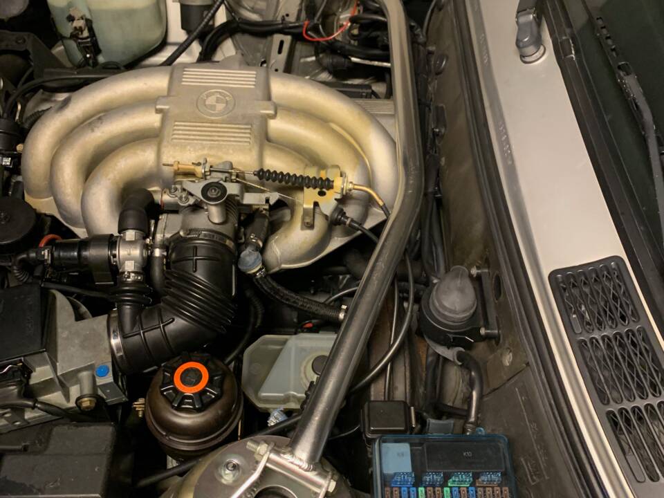 Immagine 22/50 di BMW 325i Touring (1992)