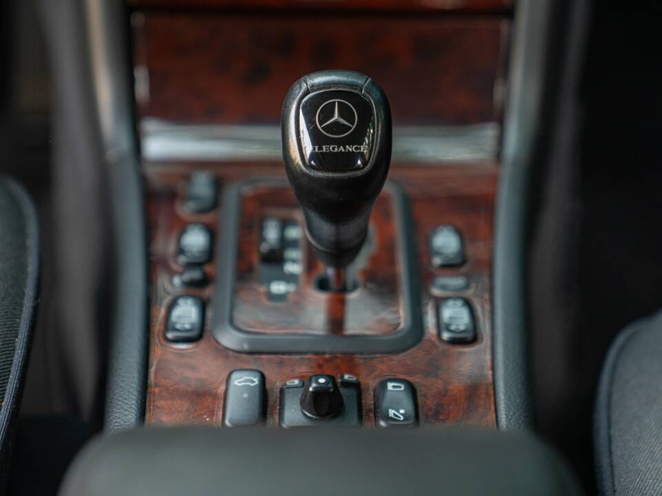 Image 36/50 de Mercedes-Benz E 430 (2000)