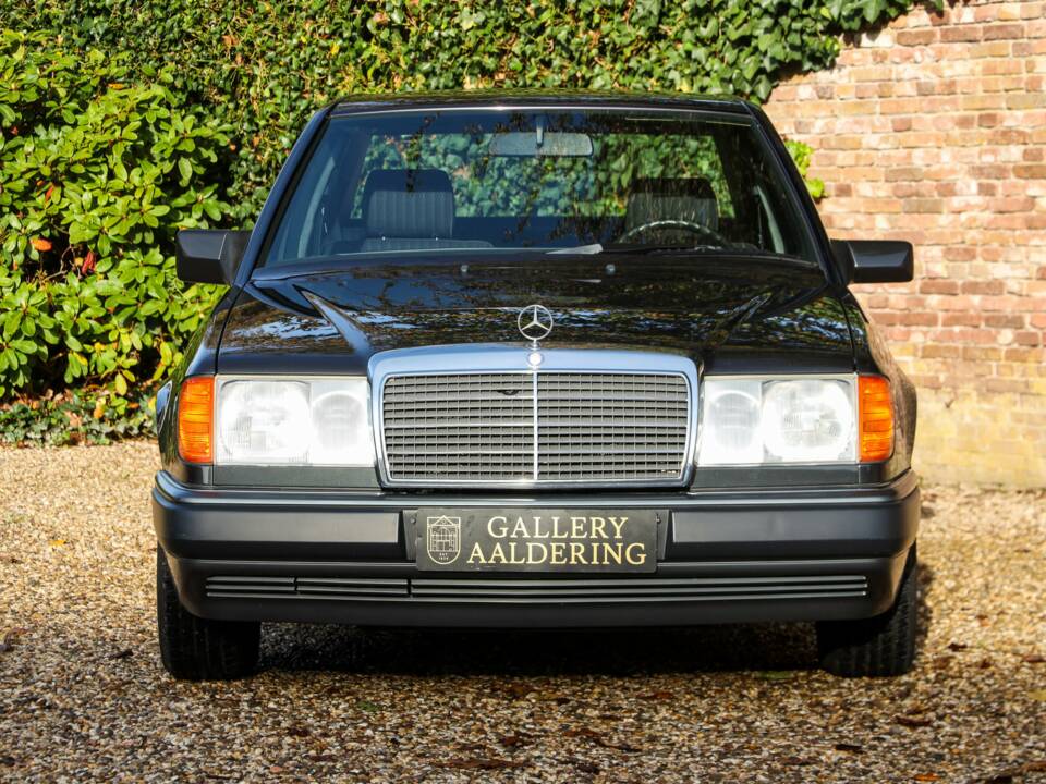 Image 43/50 of Mercedes-Benz 200 E (1992)