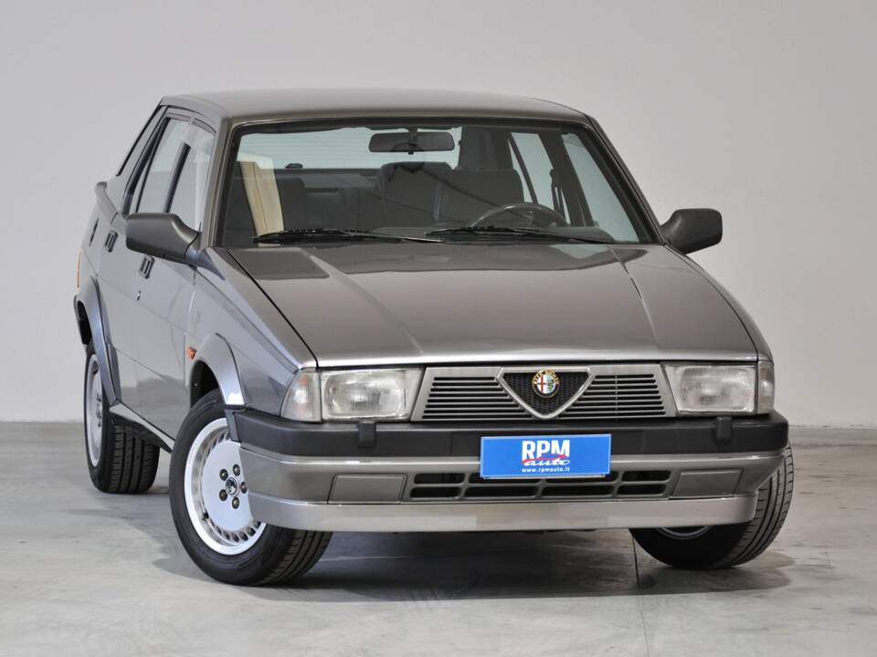 Bild 1/34 von Alfa Romeo 75 2.0 Twin Spark (1988)