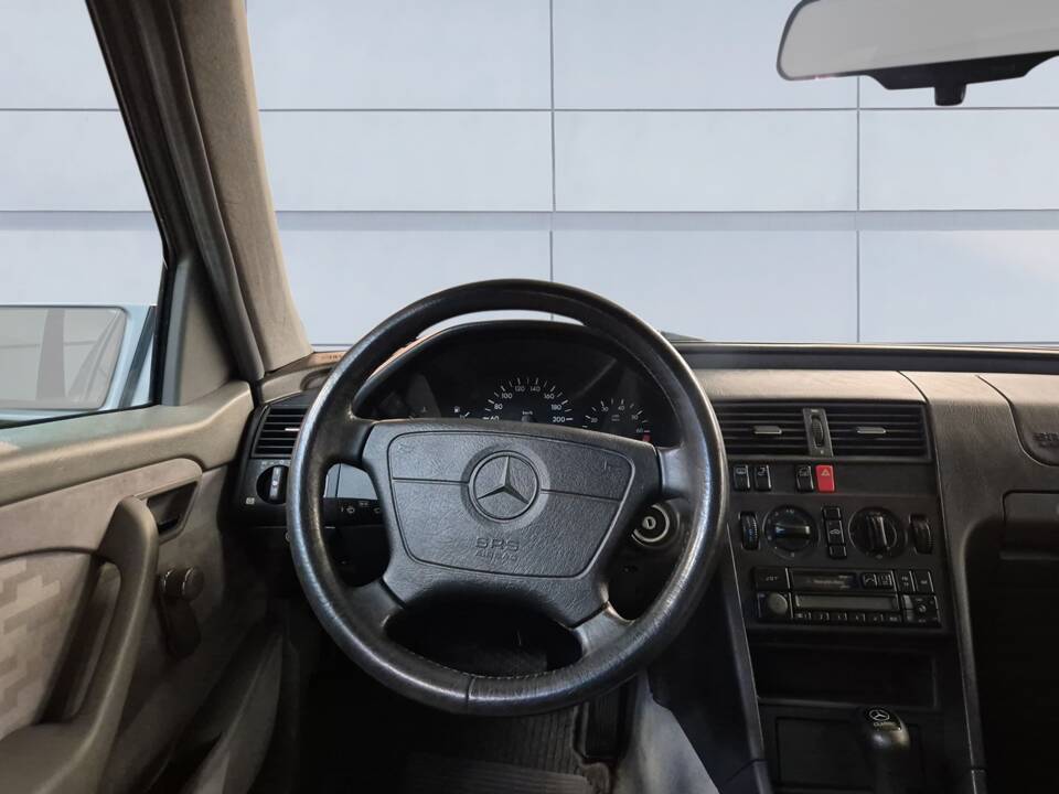 Bild 13/14 von Mercedes-Benz C 180 (1995)