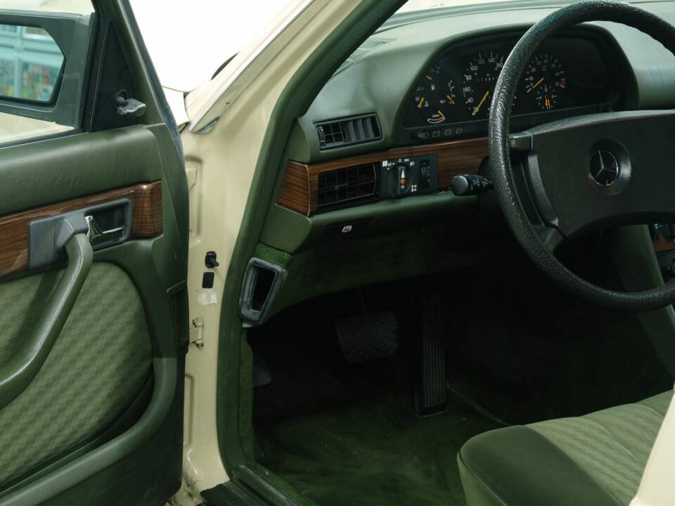 Bild 37/50 von Mercedes-Benz 280 SE (1984)