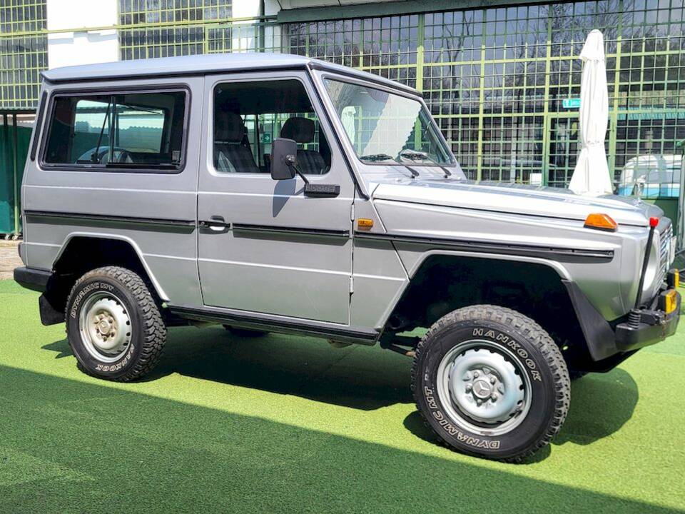 Image 9/55 of Mercedes-Benz 200 GE (SWB) (1990)