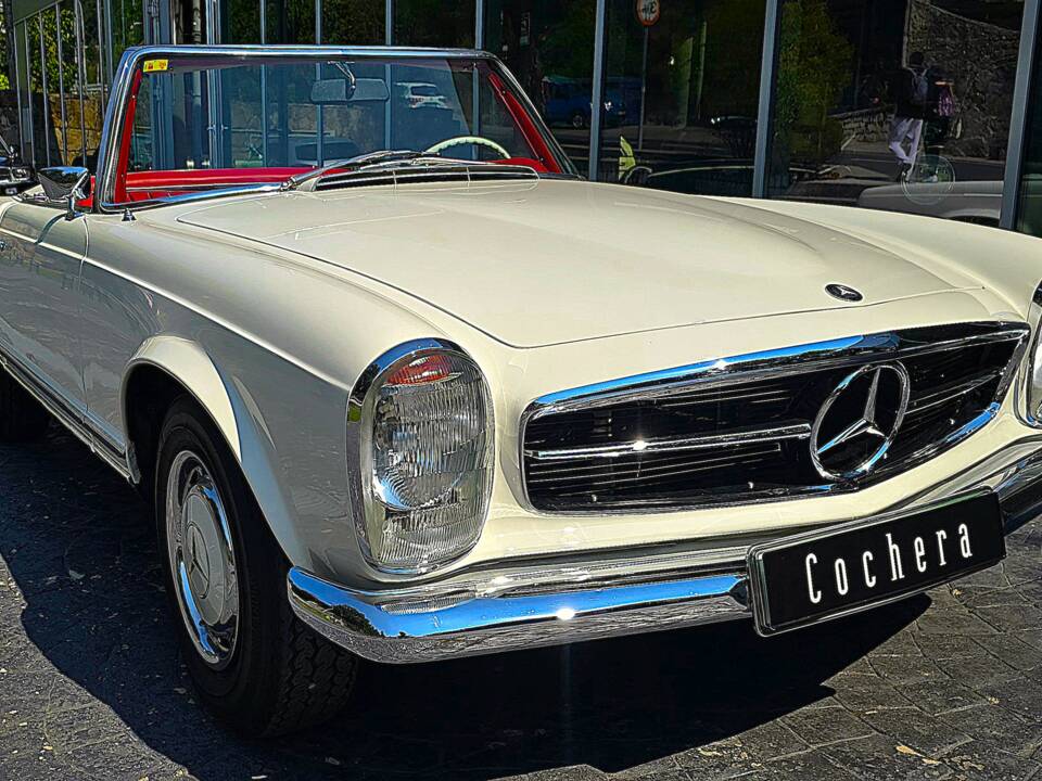 Afbeelding 3/34 van Mercedes-Benz 280 SL (1968)
