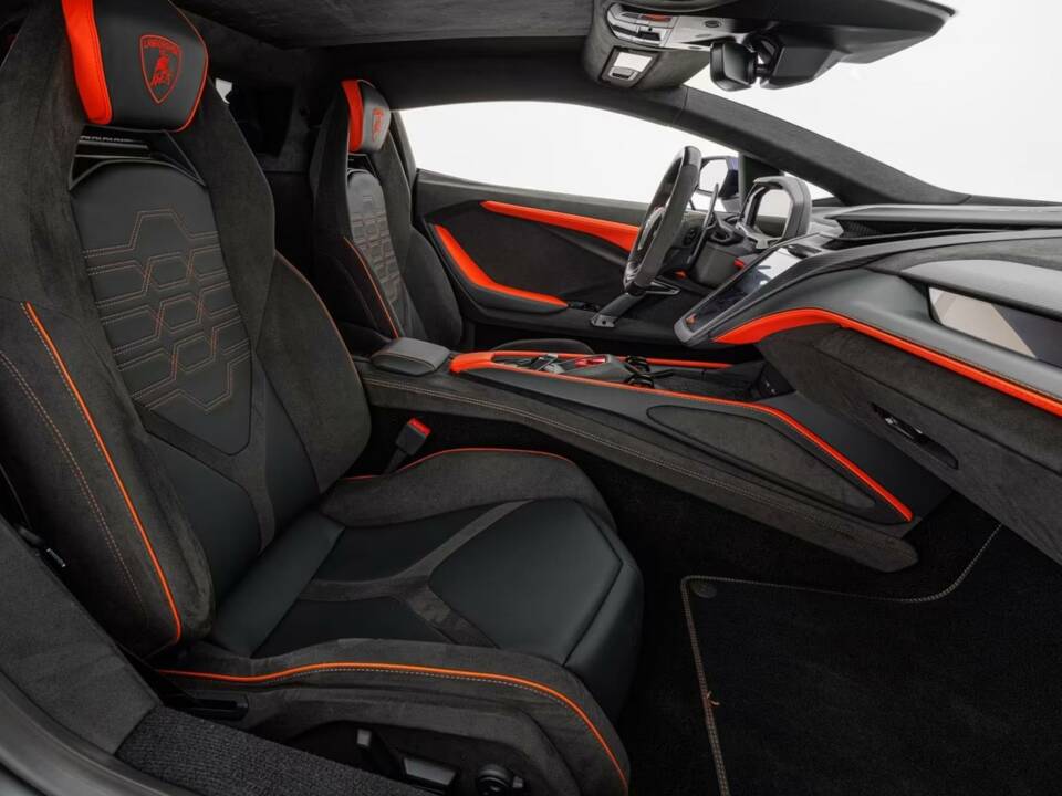 Image 12/15 de Lamborghini Revuelto (2024)