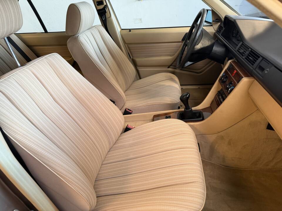 Afbeelding 12/36 van Mercedes-Benz 200 (1988)