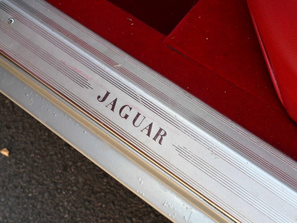 Image 28/50 of Jaguar XJ 6 4.2 (1971)