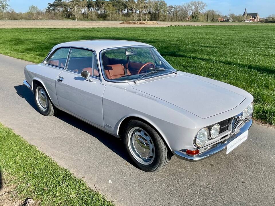 Image 3/47 de Alfa Romeo 1750 GT Veloce (1968)