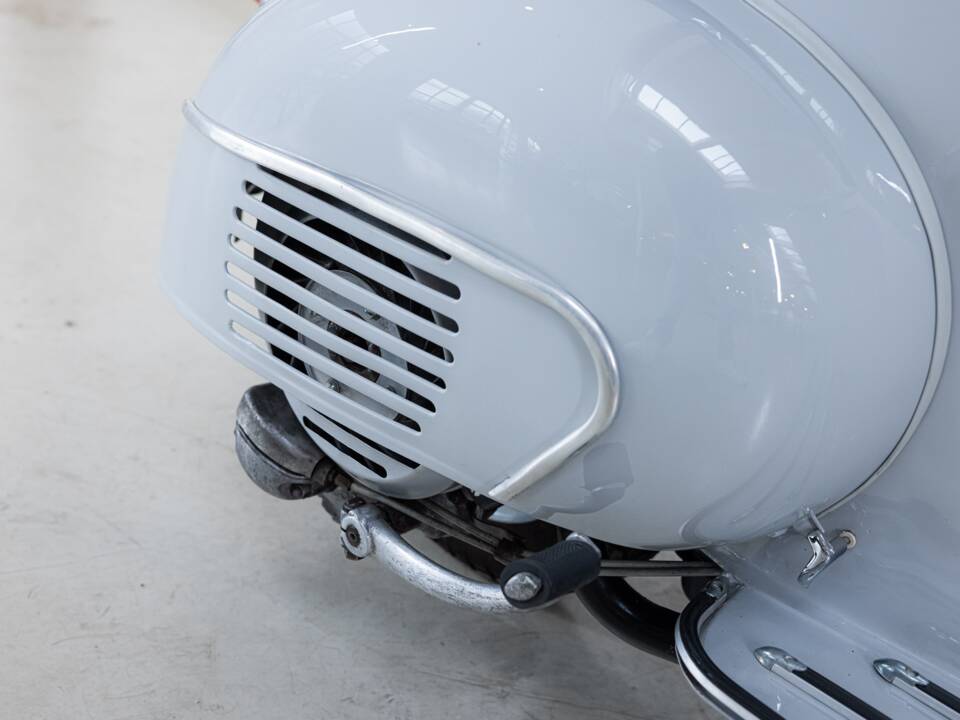 Image 17/21 of Piaggio Vespa 125 (1964)