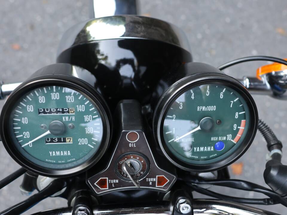 Image 10/33 of Yamaha RD 250 (1976)