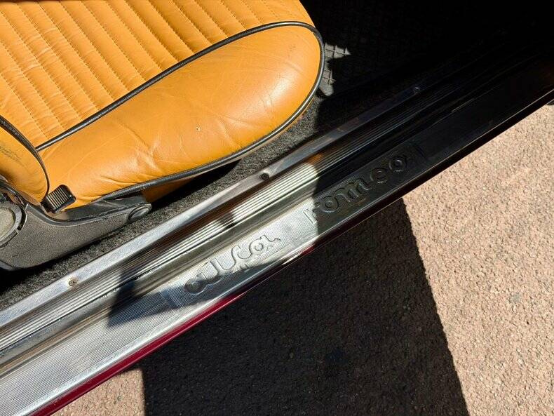 Image 37/48 of Alfa Romeo Giulia 1600 GT Junior (1972)