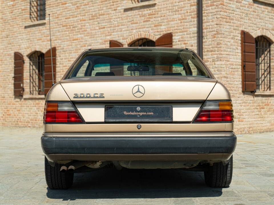 Image 8/46 de Mercedes-Benz 300 CE (1988)