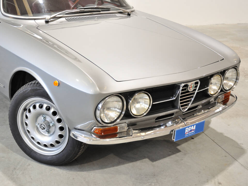 Bild 9/30 von Alfa Romeo Giulia 1300 GT Junior (1971)