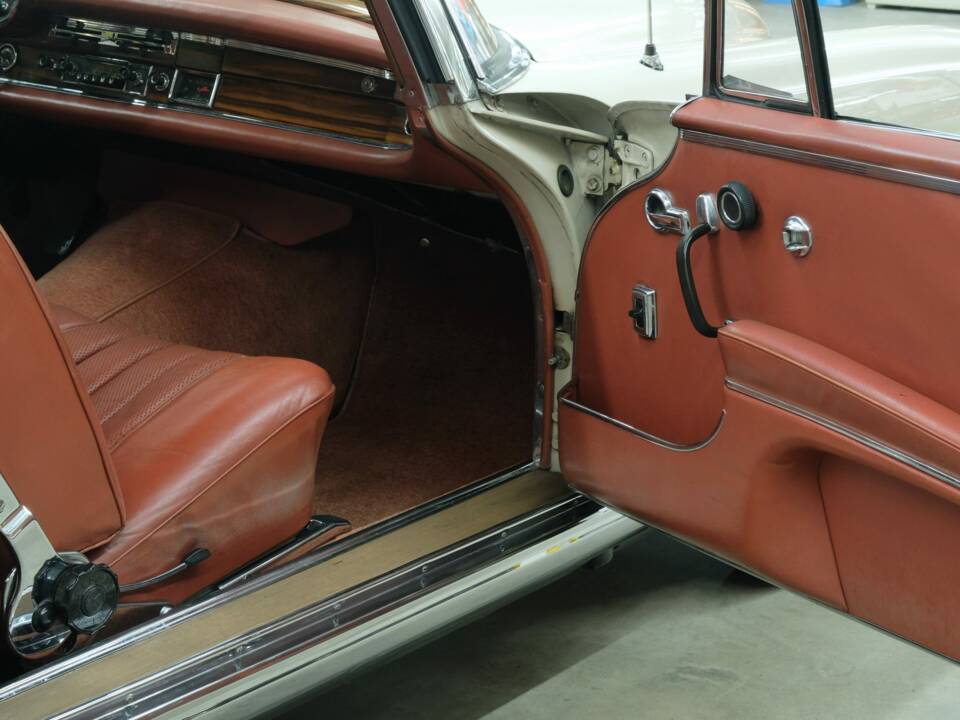 Image 34/50 of Mercedes-Benz 300 SE (1966)