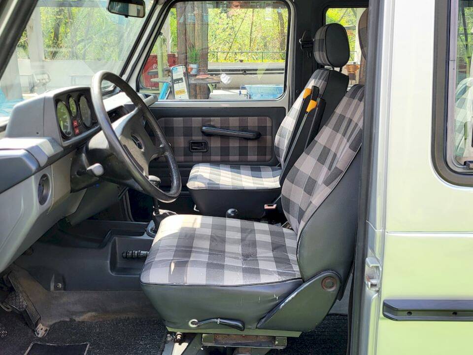 Image 21/55 of Mercedes-Benz 200 GE (SWB) (1990)