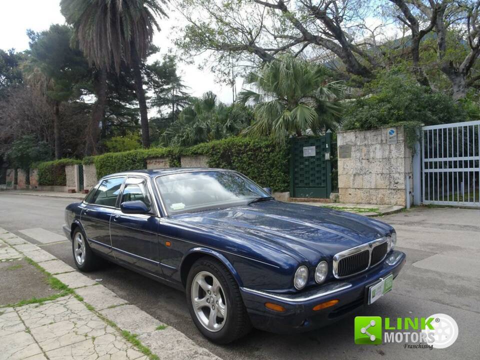 Image 8/24 of Jaguar XJ 8 Executive (1999)