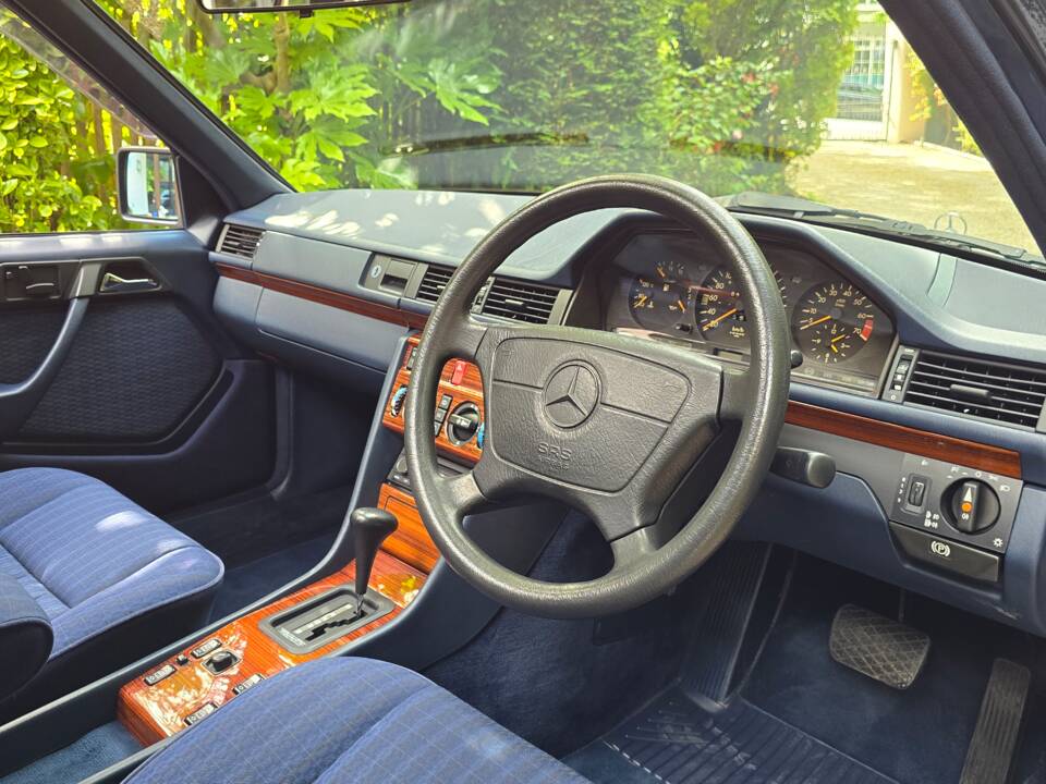 Image 25/36 of Mercedes-Benz 220 TE (1993)