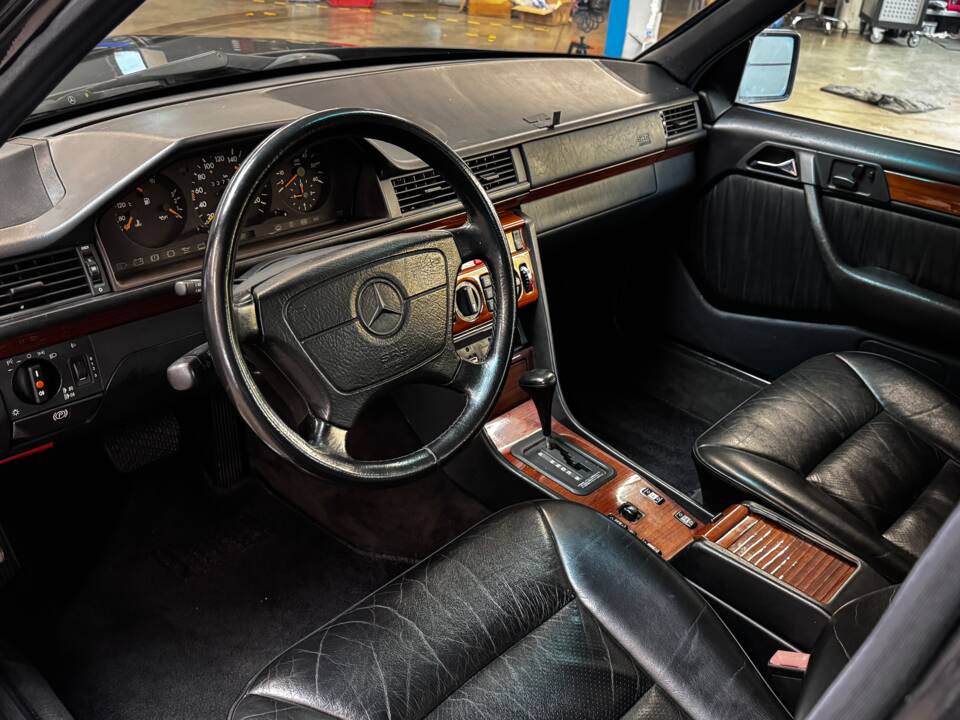 Bild 38/54 von Mercedes-Benz 300 TD Turbo (1993)