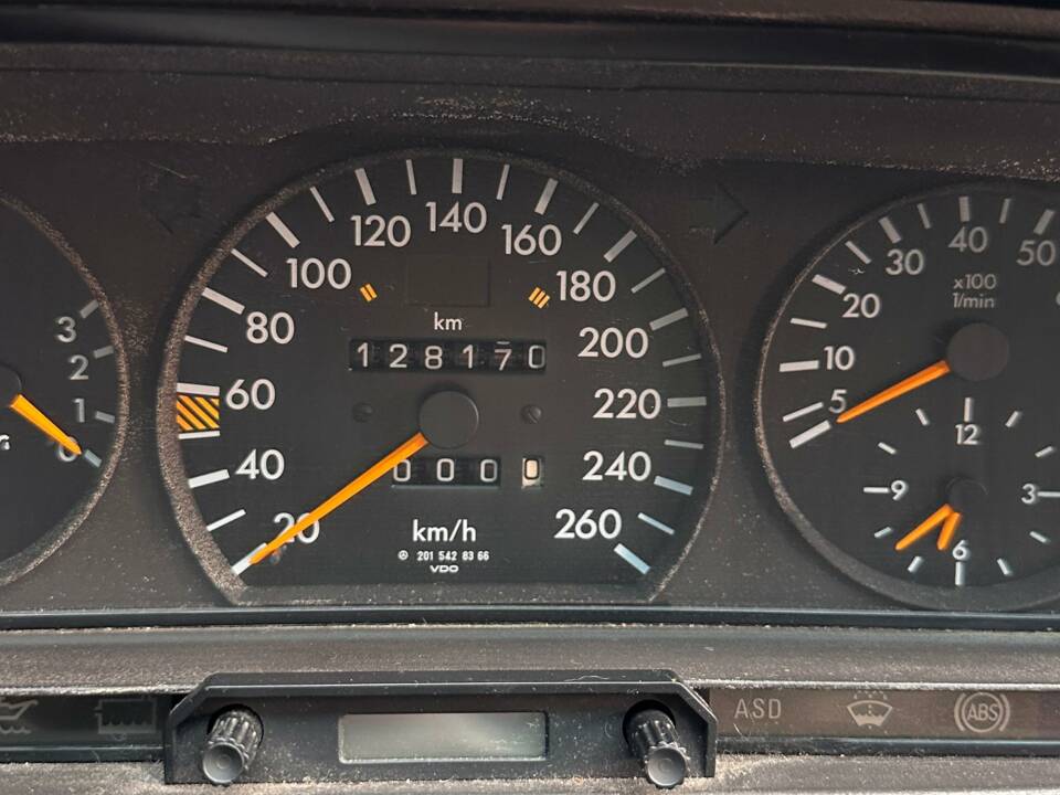 Image 7/12 of Mercedes-Benz 190 E 2.5-16 (1988)