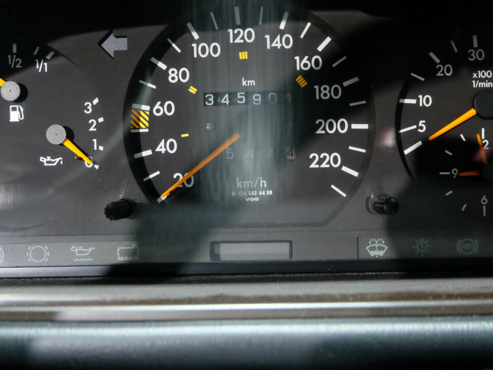 Image 22/40 of Mercedes-Benz 250 TD (1990)