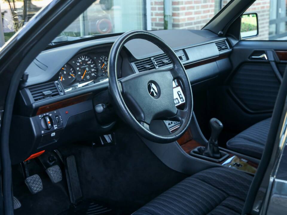 Image 3/50 of Mercedes-Benz 200 E (1992)
