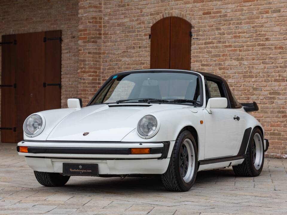 Afbeelding 2/45 van Porsche 911 Carrera 3.2 (WTL) (1988)