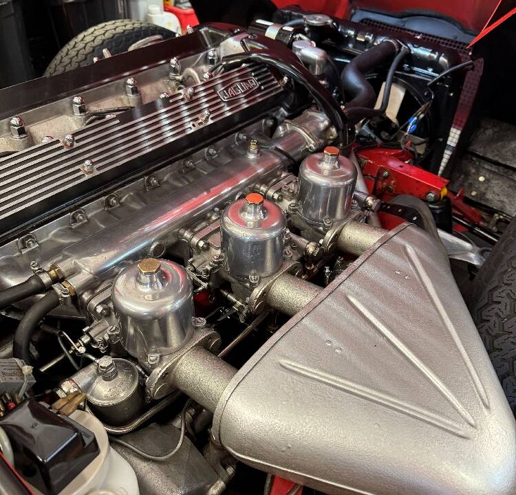 Image 25/29 de Jaguar E-Type (1969)