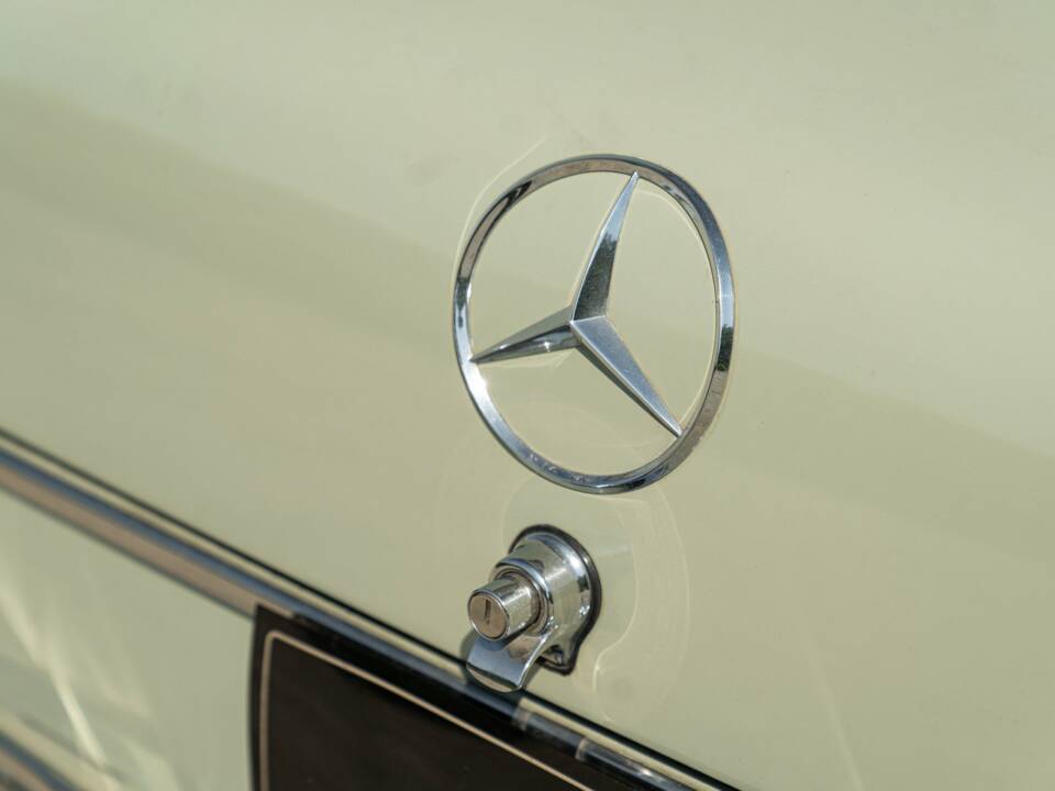Image 18/50 of Mercedes-Benz 200 (1966)