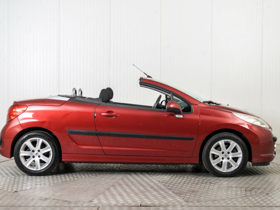 Imagen 10/50 de Peugeot 207 CC 1.6 VTi (2008)